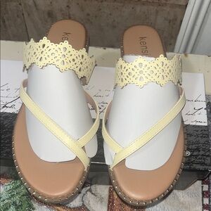 Kensie Women's Cream and Tan Sandals